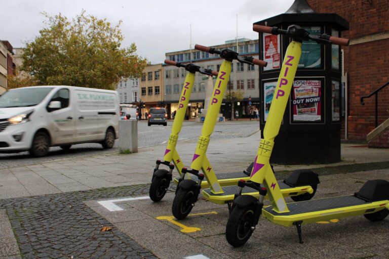 Zipp e-scooters in Tauntona